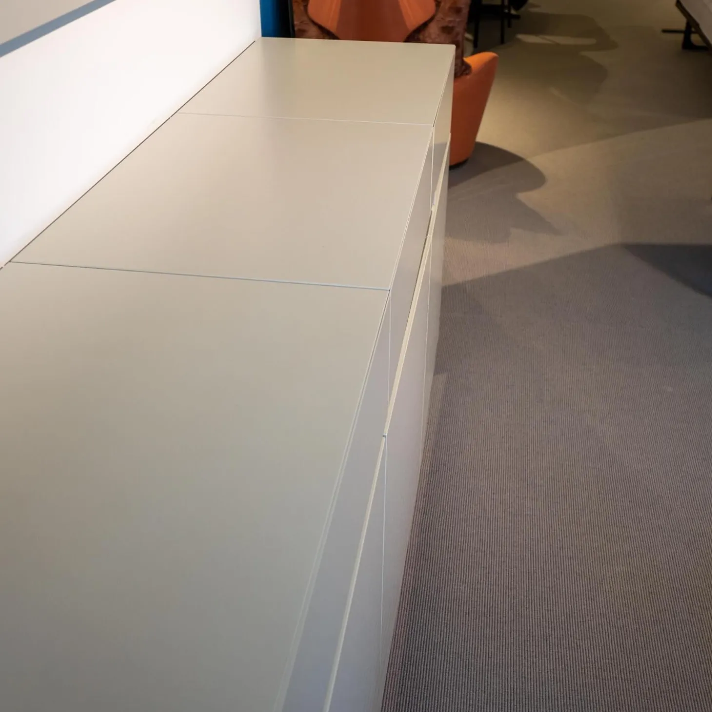 Sideboard GAP 23LI Lack Pearl Matt Sockel Spiegelschichtstoff Chrom Glänzen mit Spiegel