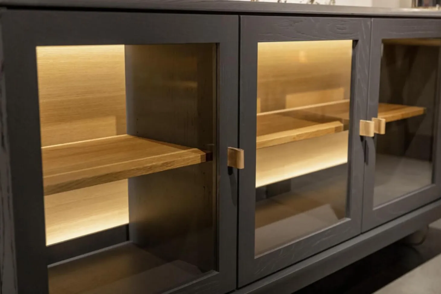 Sideboard Hampton Eiche Anthrazit Gebeizt Türen Klarglas 3 Einlegeböden Griff Leder braunEiche Natur