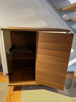 Sideboard Highboard The Farns Nussbaum Tür Rechts Glas mit Lichtpaket