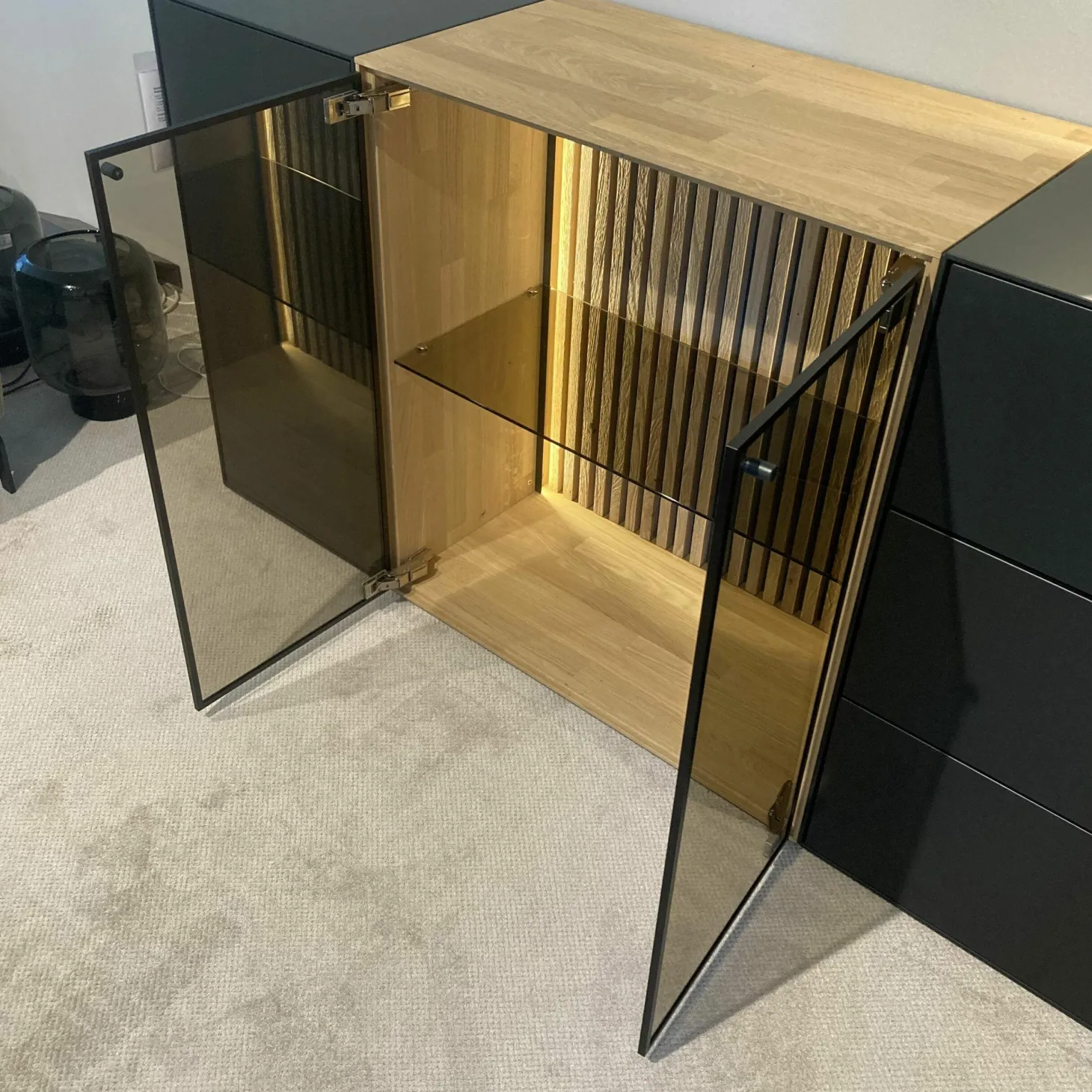 Sideboard Hilke Massives Birkenholz Anthrazit mit Applikationen aus Kerneiche Natur