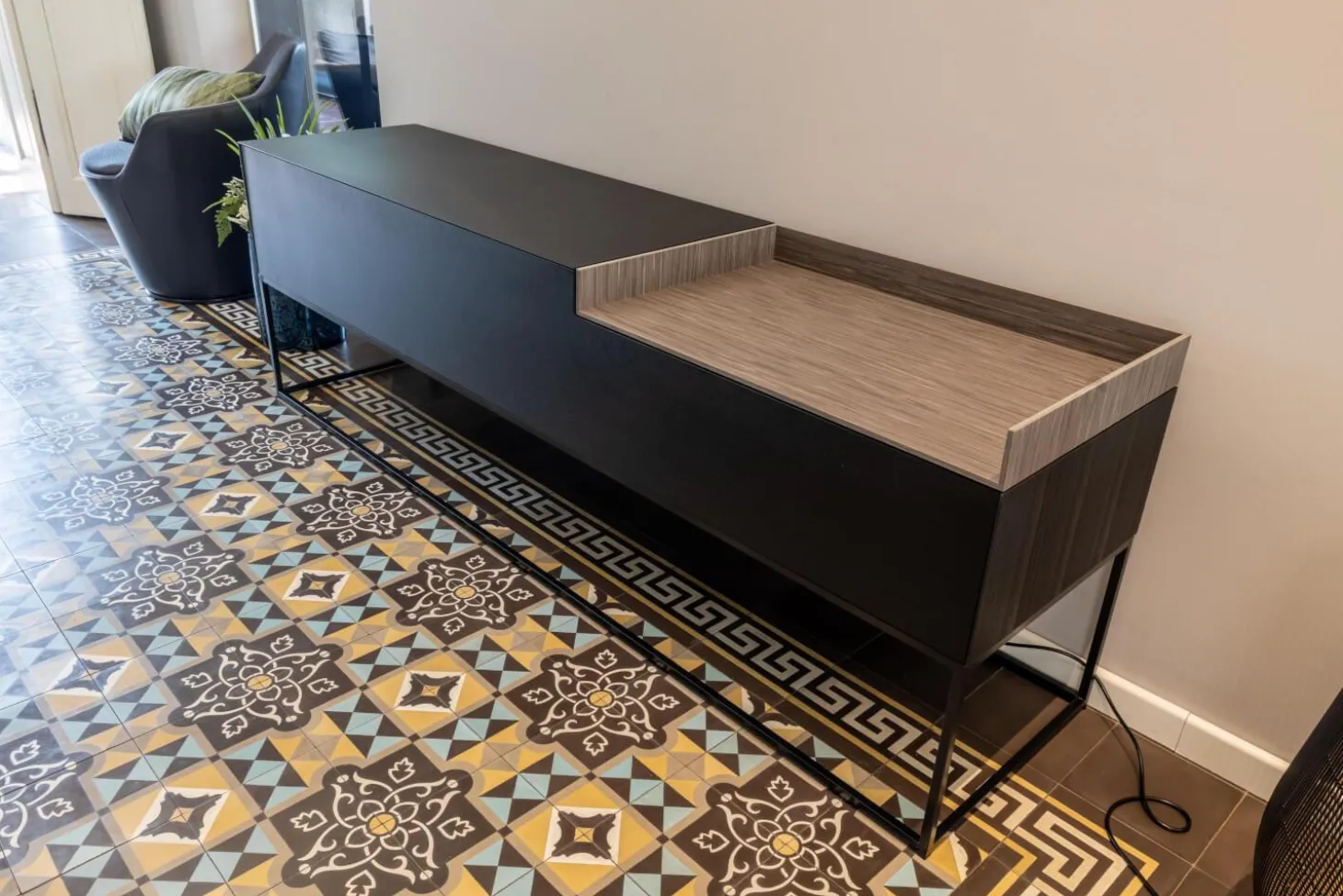 Sideboard Inmotion Front Massivholz Esche Schwarz Lackiert Abdeckplatte Holz Natur Grau