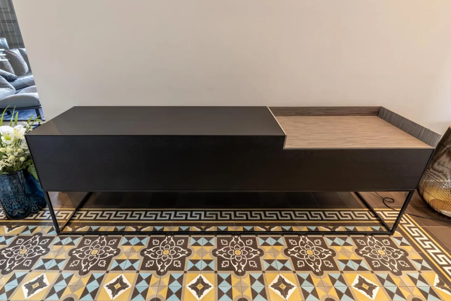 Sideboard Inmotion Front Massivholz Esche Schwarz Lackiert Abdeckplatte Holz Natur Grau