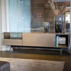 Sideboard Jeremy Hockglanz Taubengrau Grau Braun Lackiert Gestell Metall Epoxidpulver Beschichtet Und Gebrannt Füße Aluminiumdruckguss Satiniert