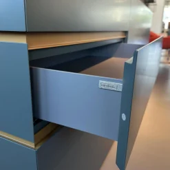 Sideboard Just Cube Bold Lack Bahia M81 Grün Blau Abdeckplatte Mattglas Opti Masala T40 Gelb Braun