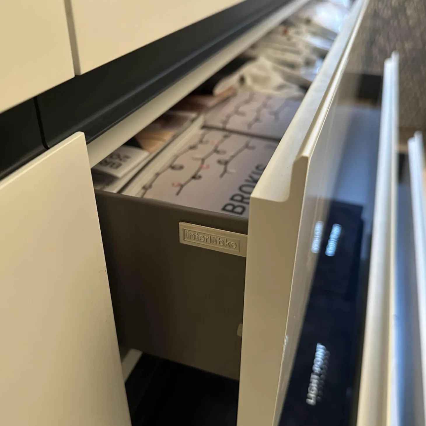 Sideboard Just Cube Bold Front Lack Weiß Korpus Lack Anthrazit