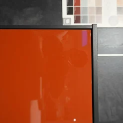 Sideboard Kara Frame Lack Ziegelrot Eiche Graphit mit Wandboard