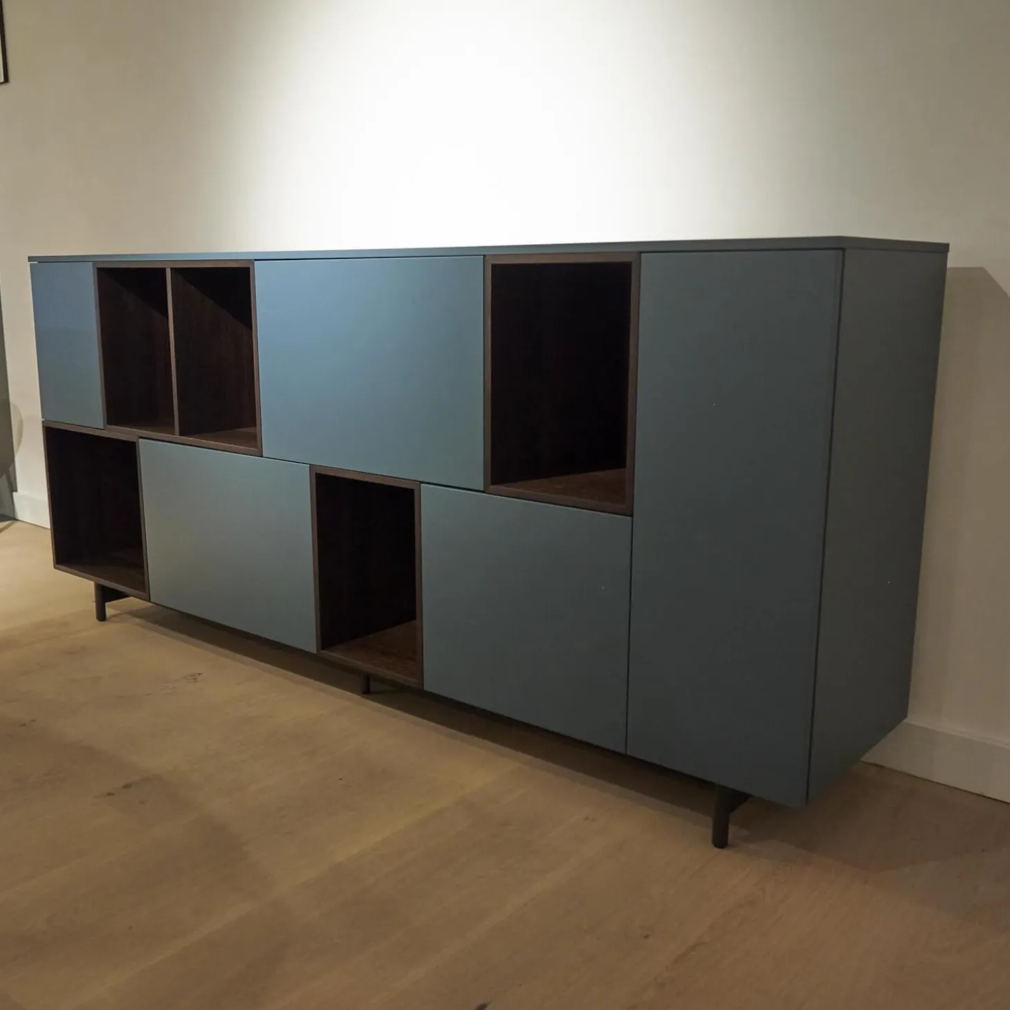 Sideboard Lampo Eiche Termort und Avio matt lackiert Drehtüren mit Push-Pull Öffnung Glaseinlegeböden