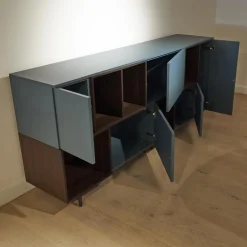 Sideboard Lampo Eiche Termort und Avio matt lackiert Drehtüren mit Push-Pull Öffnung Glaseinlegeböden