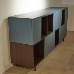 Sideboard Lampo Eiche Termort und Avio matt lackiert Drehtüren mit Push-Pull Öffnung Glaseinlegeböden