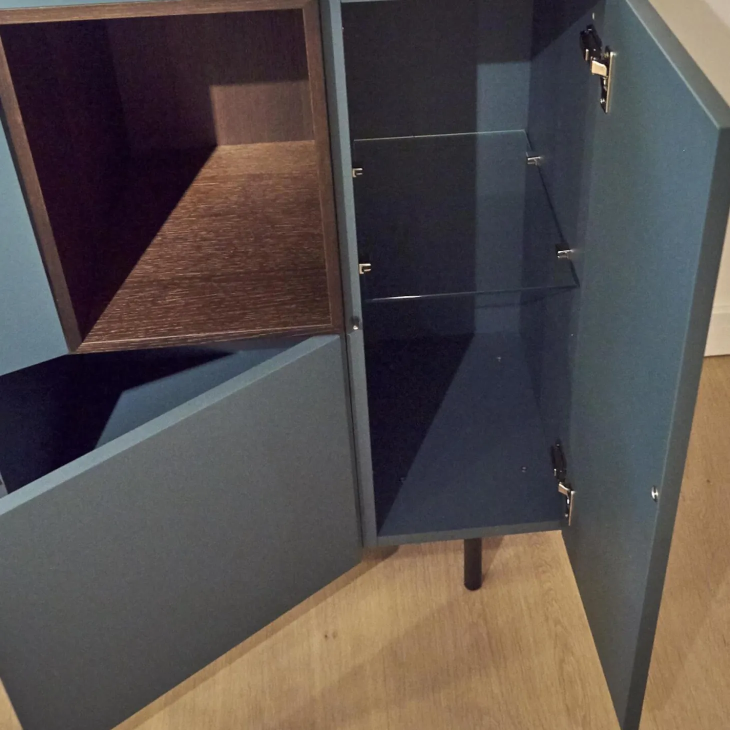 Sideboard Lampo Eiche Termort und Avio matt lackiert Drehtüren mit Push-Pull Öffnung Glaseinlegeböden