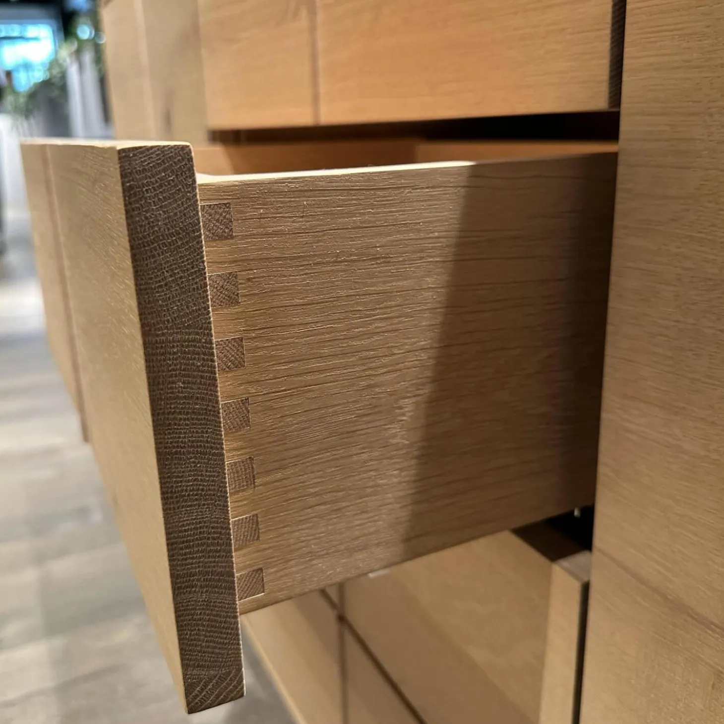 Sideboard Lina Knorrige Eiche Geölt Sockel Weiß