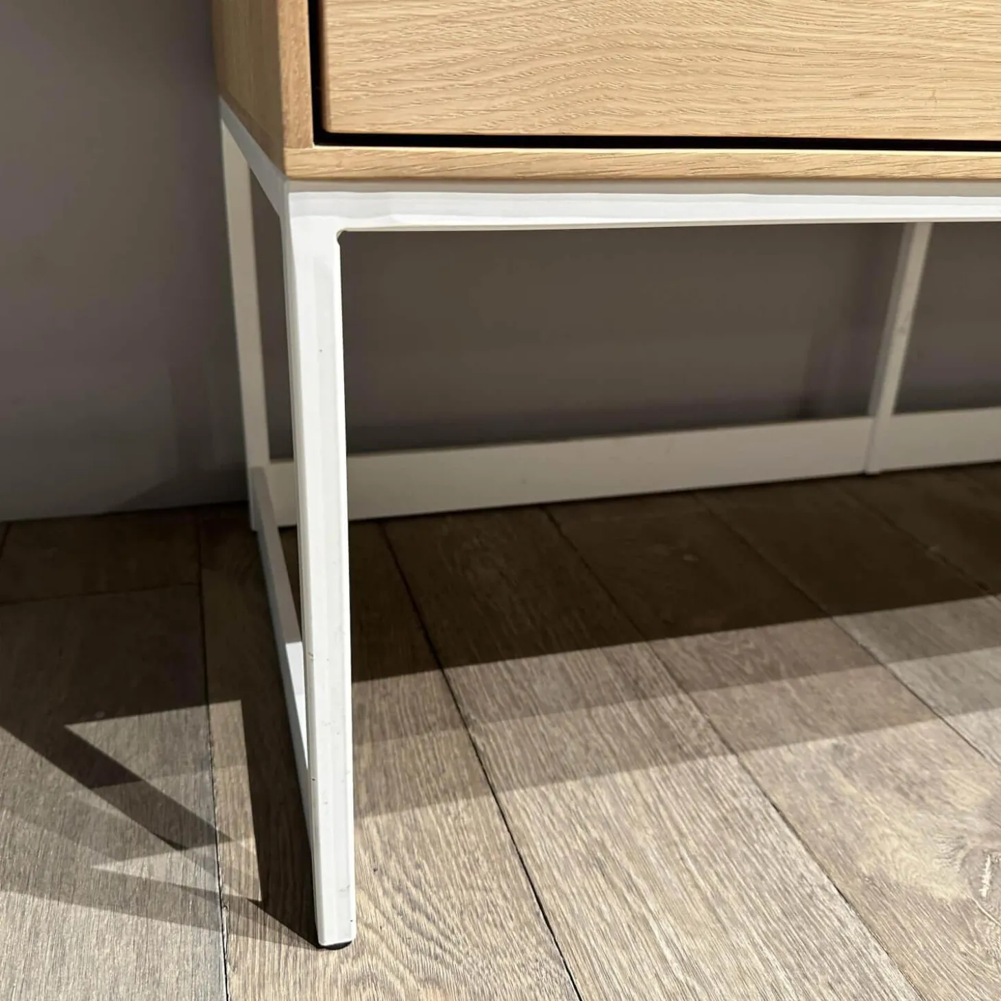 Sideboard Lina Knorrige Eiche Geölt Sockel Weiß