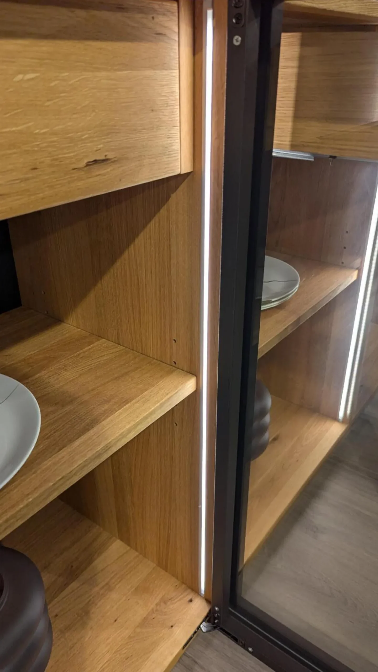 Sideboard Linja 152250 Rustikale Asteiche Hartwachsöl Und Metall RAL Grau Braun Mit LED Beleuchtung Ohne Dekoration