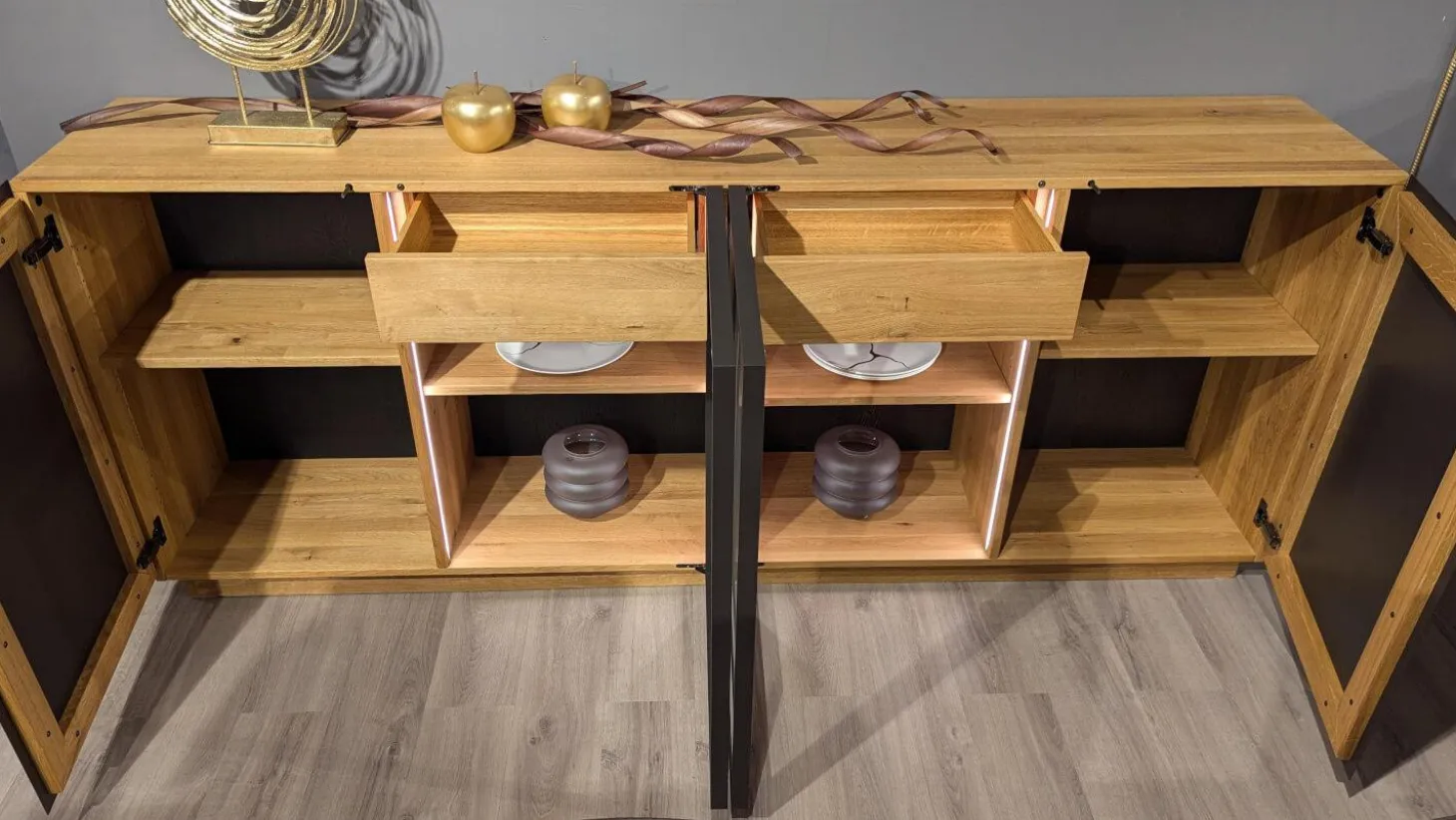 Sideboard Linja 152250 Rustikale Asteiche Hartwachsöl Und Metall RAL Grau Braun Mit LED Beleuchtung Ohne Dekoration