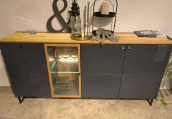 Sideboard Lugano Front Und Korpus 096 Lack Quarzgrau Grau Oberboden Eiche Massiv Gestell Eisen Schwarz Mit Beleuchtung