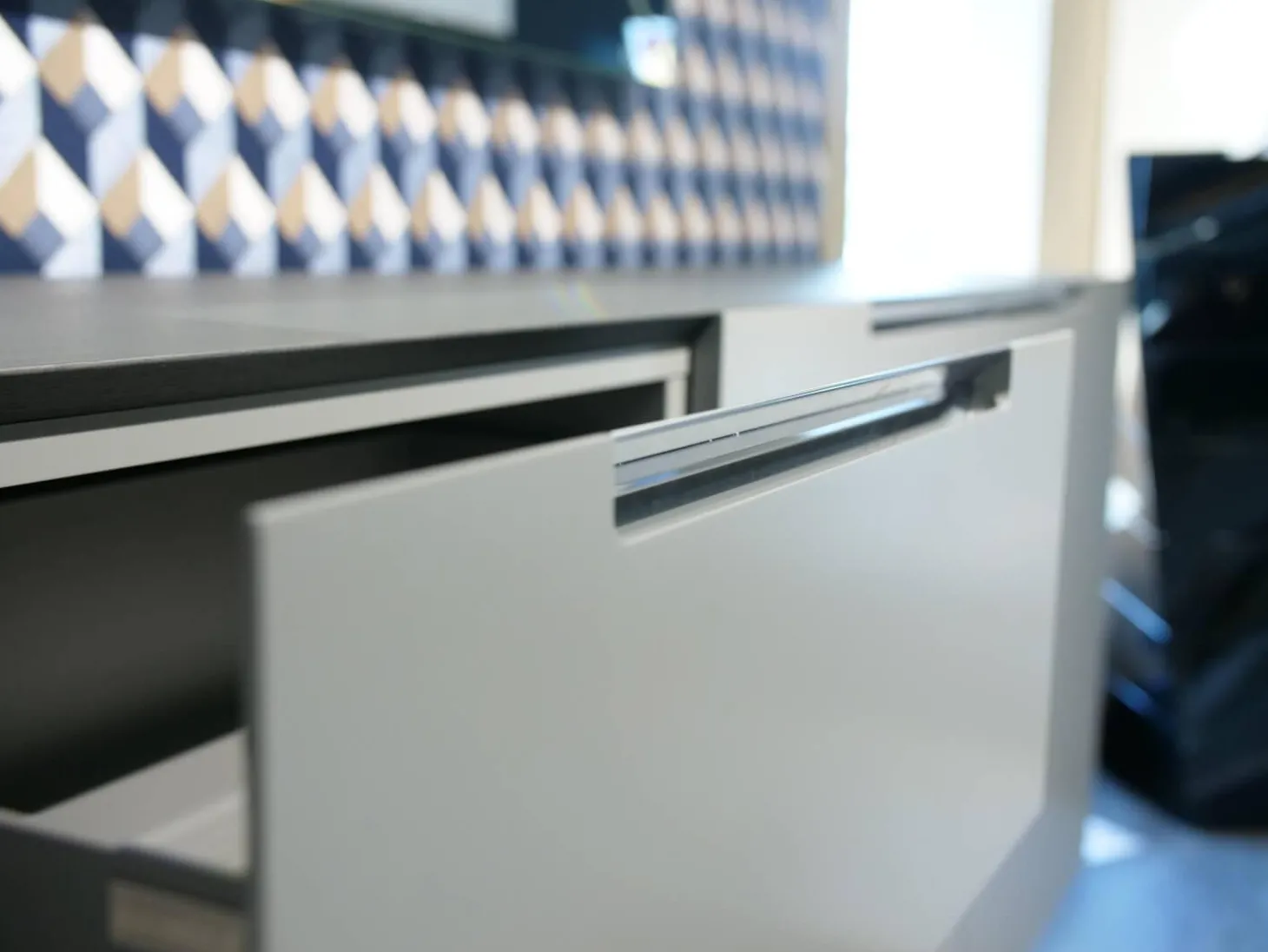 Sideboard Mell Lack Matt Flintgrau Platte Esche Achat Untergestell Verchromt