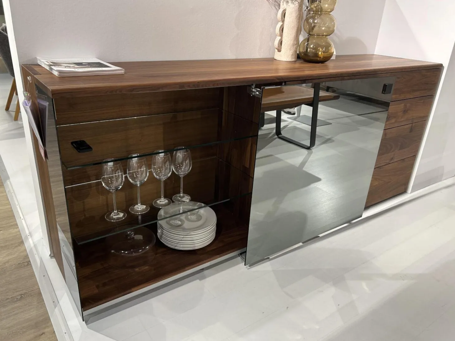 Sideboard Nox Nussbaum Wild Naturöl Glasausführung Palladium Glas Mit Beleuchtung