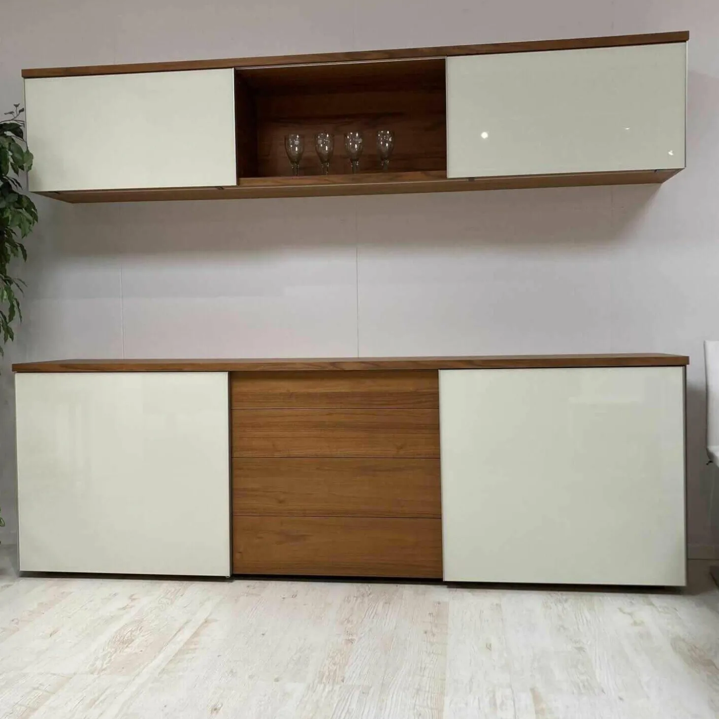 Sideboard Nussbaum Glas Weiß Lackiert 9010 mit Hängeelement Claron