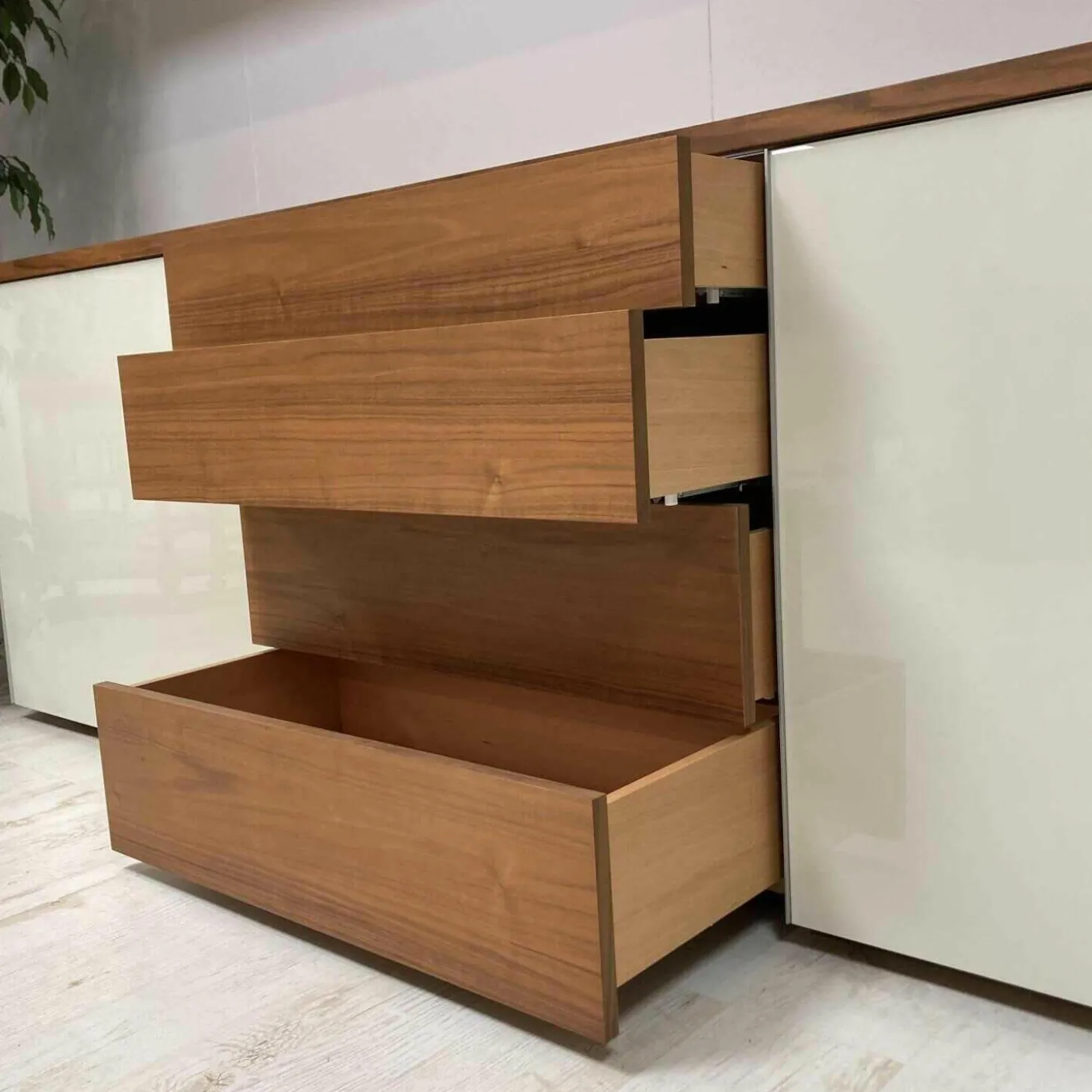 Sideboard Nussbaum Glas Weiß Lackiert 9010 mit Hängeelement Claron