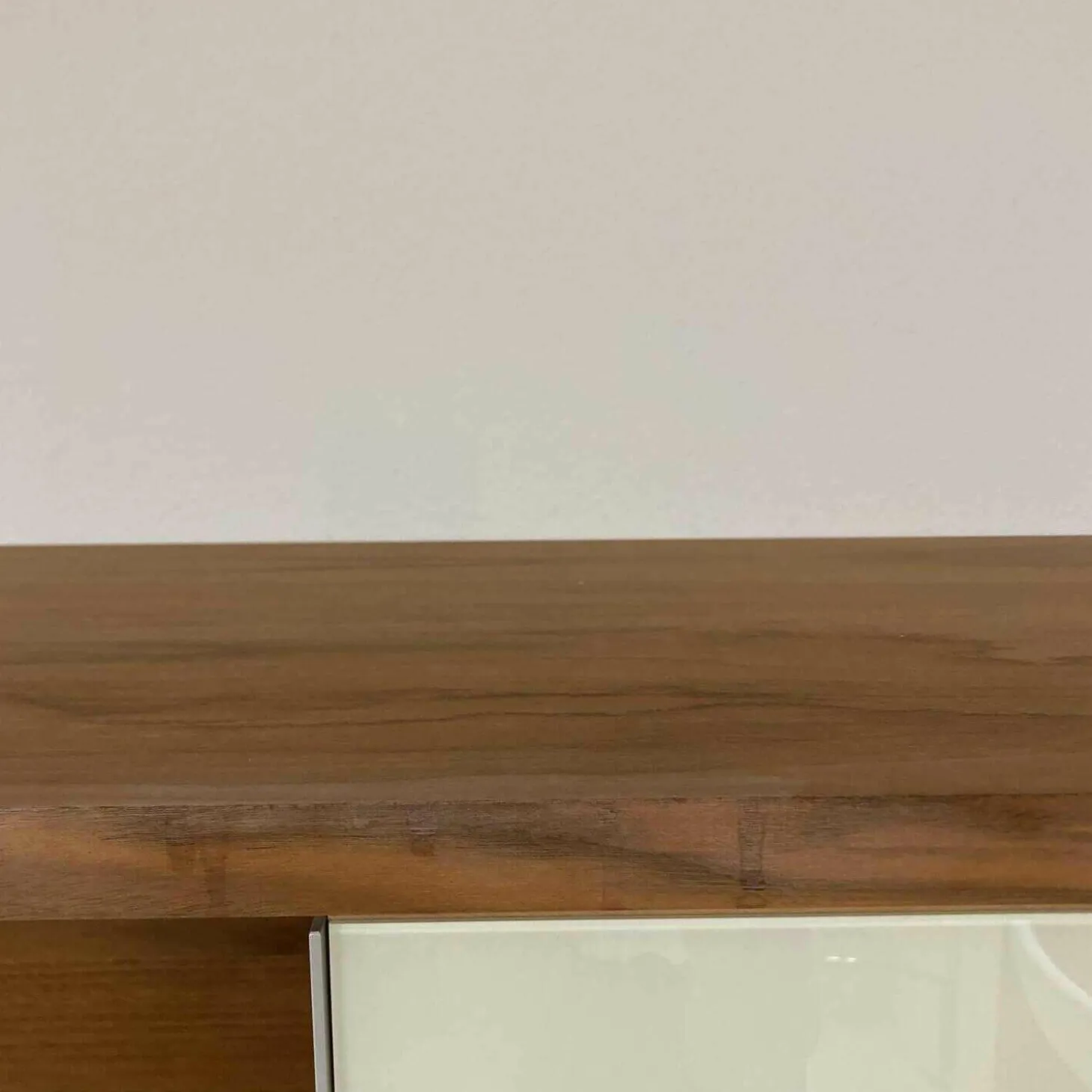 Sideboard Nussbaum Glas Weiß Lackiert 9010 mit Hängeelement Claron