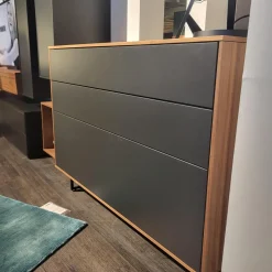 Sideboard pl.Cera Nussbaum Natur Geplankt Front Lack Seidenmatt Anthrazit Metallfüße Schwarz Lackiert