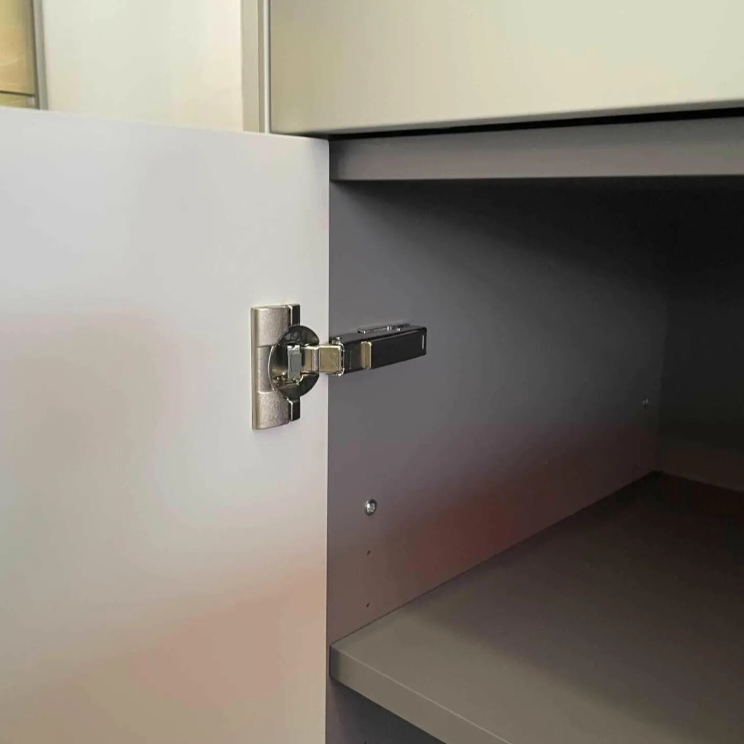 Sideboard Pulse Stehend Außen A02 Ice Mattlack Innen A25 Taupe Mattlack