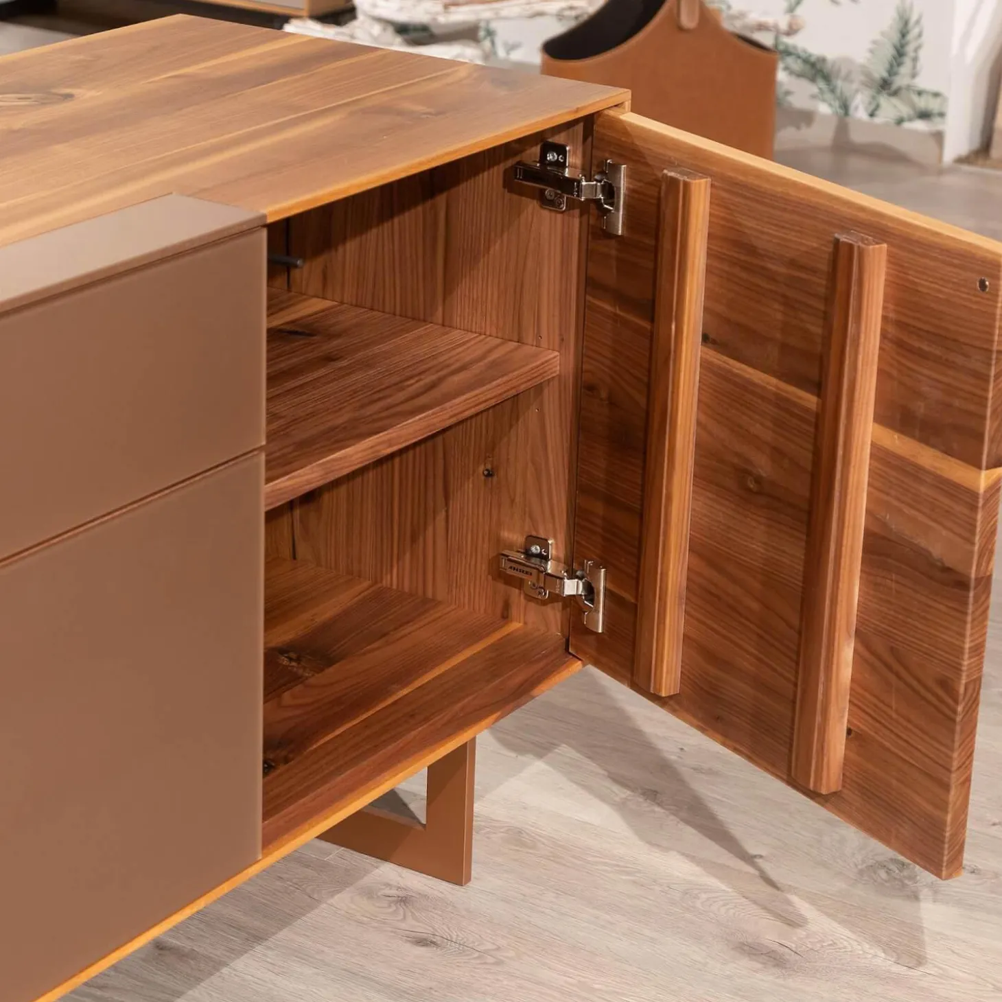 Sideboard Puro Syle 231 2 Astnuss Massiv Natur Geölt Farbglas Bronce Matt Sockel Metallrahmen Bronce Bronze Fußgestell Metall