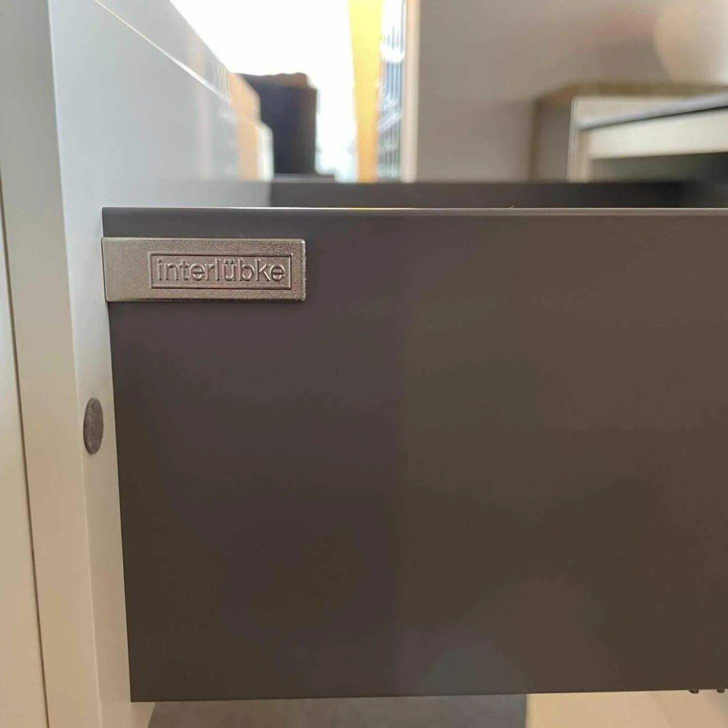 Sideboard Raumteiler Jorel Lack Kristallweiß Abdeckplatte Eiche Dunkel