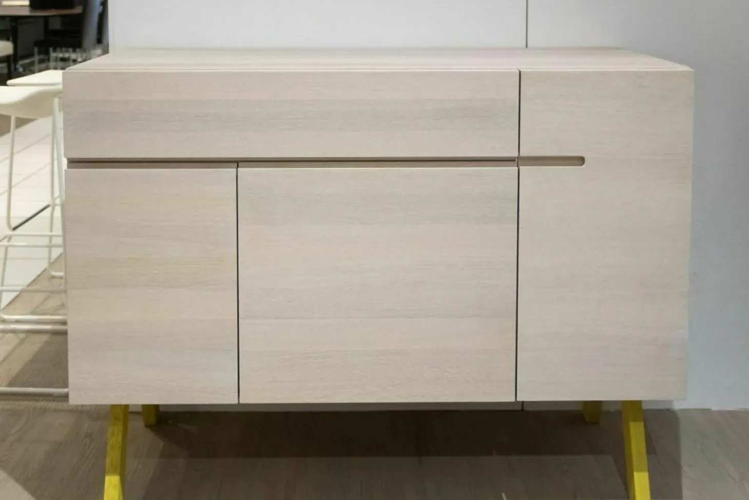Sideboard Side Baby Atelier Eiche massiv Korpus Eiche Kalk Gebeizt Füße Zinkgelb Lackiert