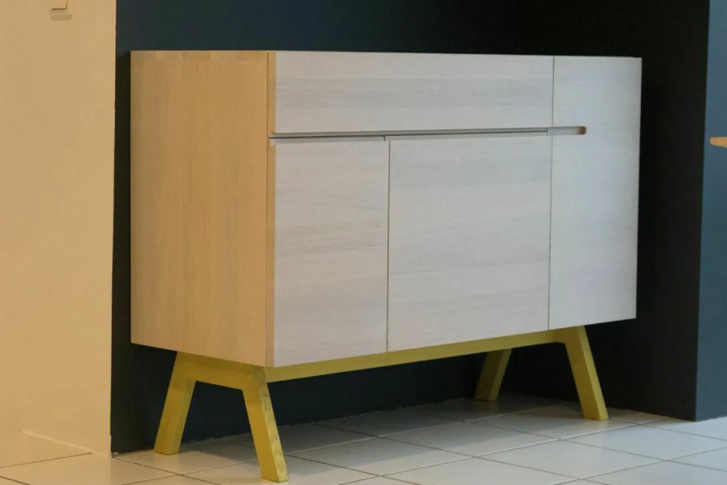 Sideboard Side Baby Atelier Eiche massiv Korpus Eiche Kalk Gebeizt Füße Zinkgelb Lackiert