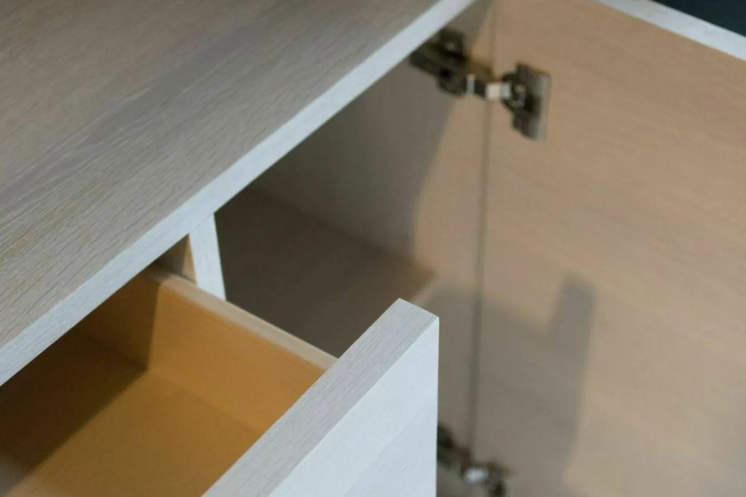 Sideboard Side Baby Atelier Eiche massiv Korpus Eiche Kalk Gebeizt Füße Zinkgelb Lackiert