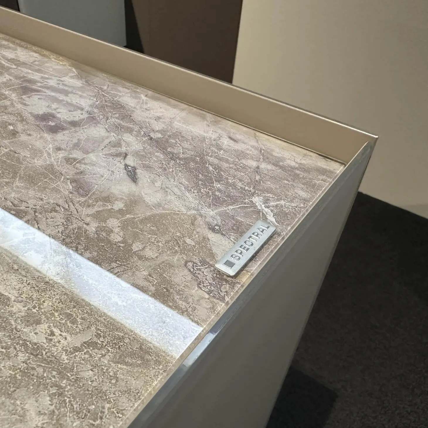 Sideboard Side Korpus Smart Lack Pepple Grau Front Glas Pepple Grau Deckplatte Glas Marmor Travertin Beige Glänzend