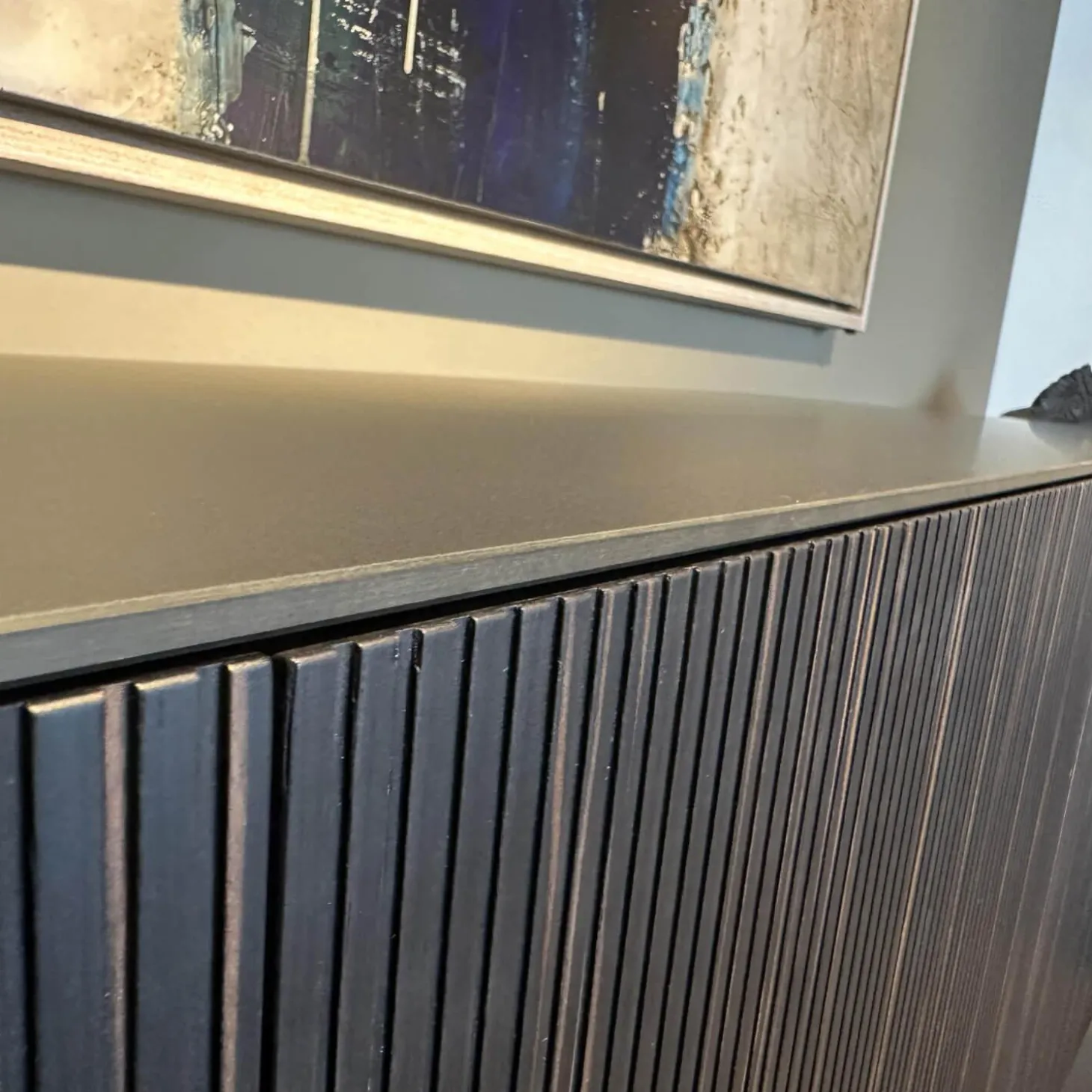 Sideboard Soma Front Relief Maron Braun Korpus Lack Rubinrot Rot Abdeckplatte Fenix Schwarz Gestell Schwarz Chrom