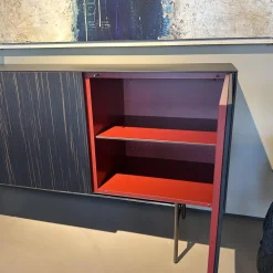 Sideboard Soma Front Relief Maron Braun Korpus Lack Rubinrot Rot Abdeckplatte Fenix Schwarz Gestell Schwarz Chrom
