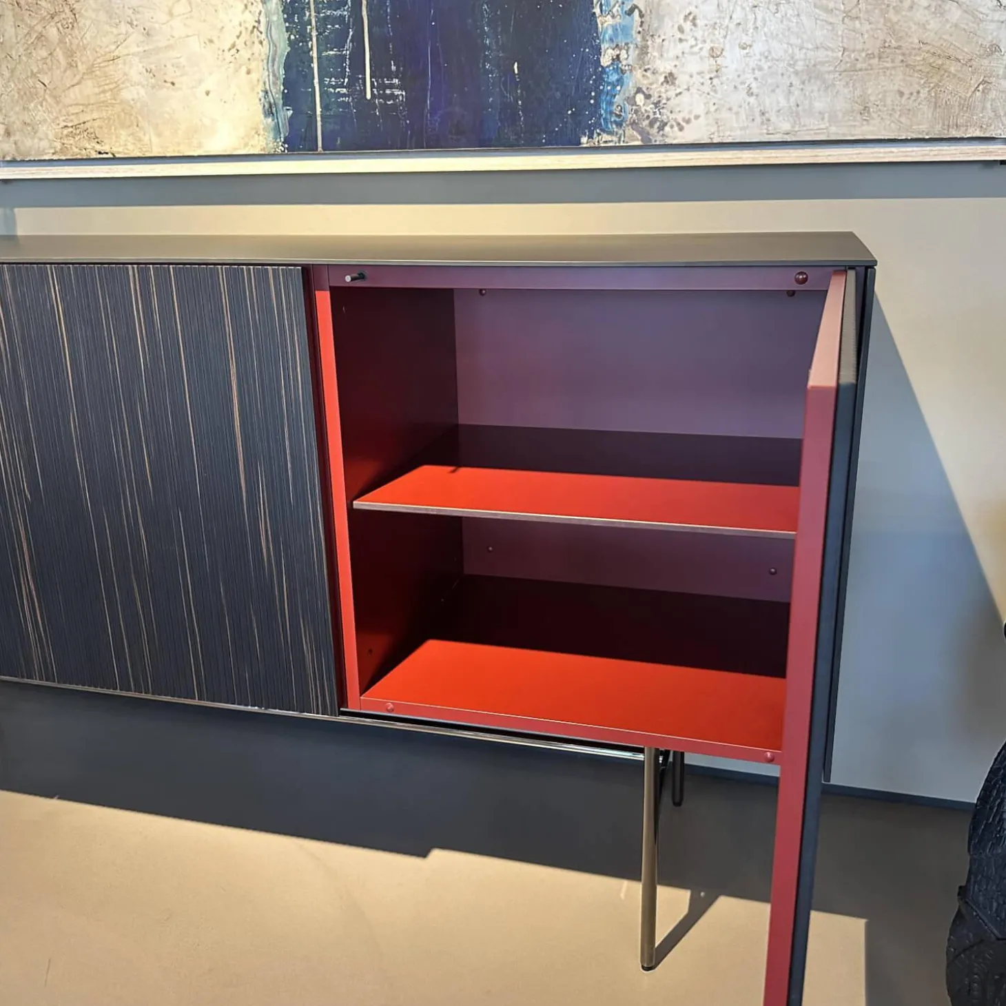 Sideboard Soma Front Relief Maron Braun Korpus Lack Rubinrot Rot Abdeckplatte Fenix Schwarz Gestell Schwarz Chrom