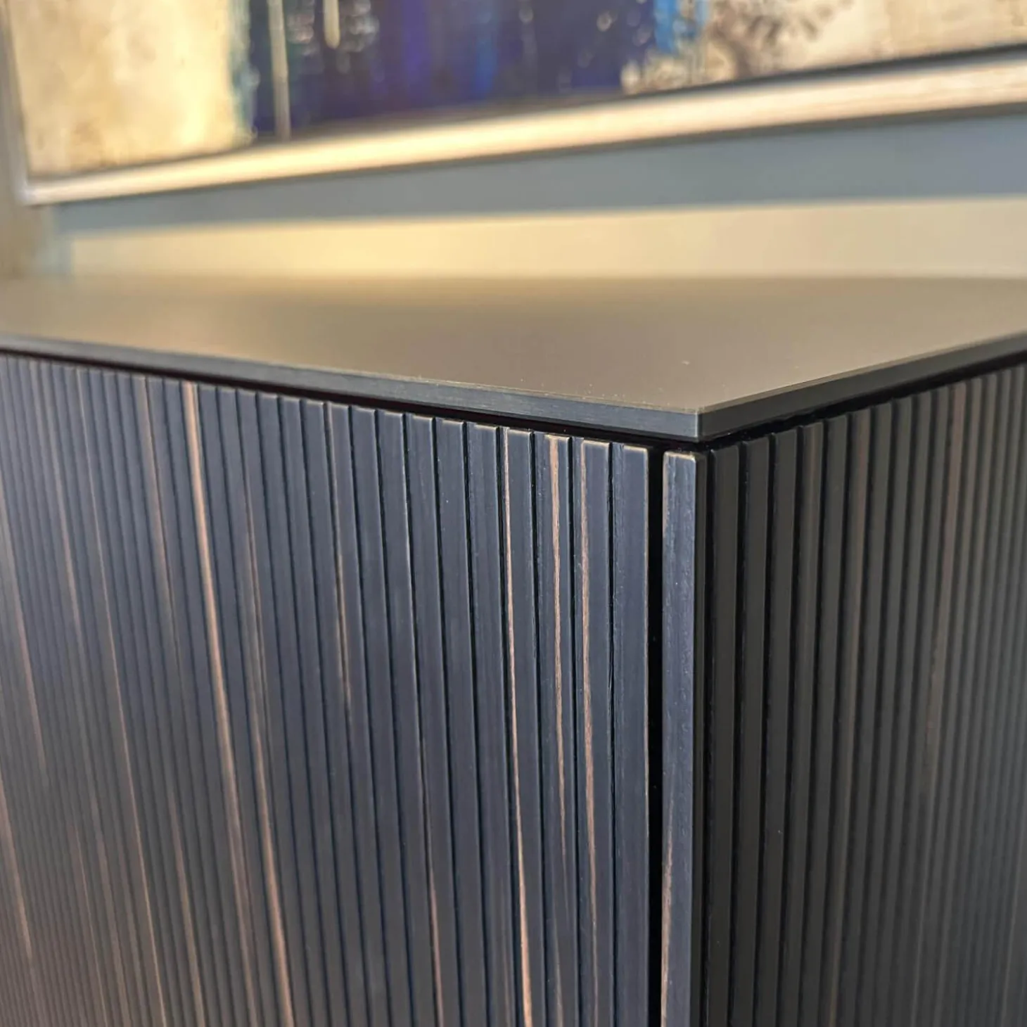 Sideboard Soma Front Relief Maron Braun Korpus Lack Rubinrot Rot Abdeckplatte Fenix Schwarz Gestell Schwarz Chrom