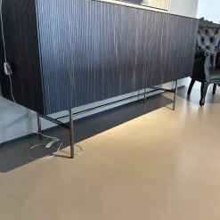 Sideboard Soma Front Relief Maron Braun Korpus Lack Rubinrot Rot Abdeckplatte Fenix Schwarz Gestell Schwarz Chrom