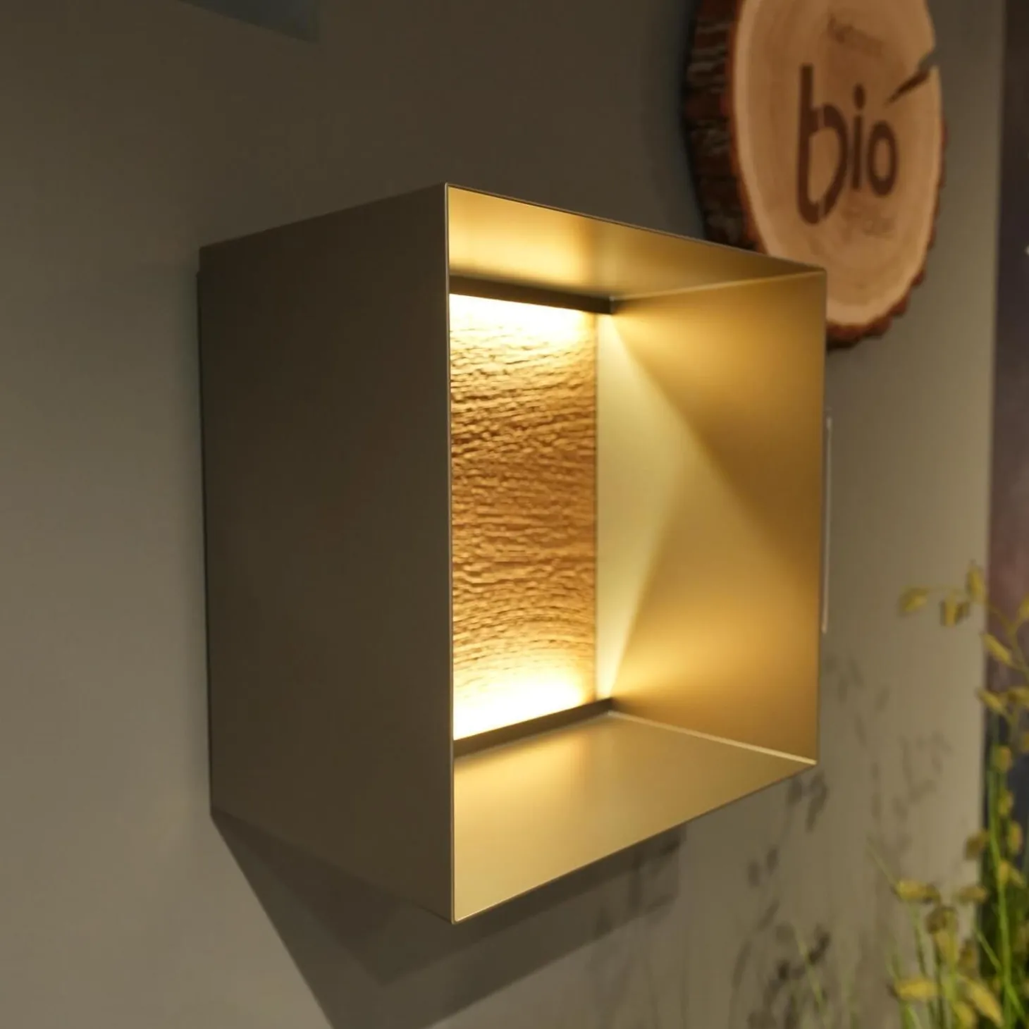 Sideboard 418T Vara Kerneiche Umato Sägerau Gebürstet Titan Grau Mit Vitrine 9612 Beleuchtung Kufen 1045 Anthrazit