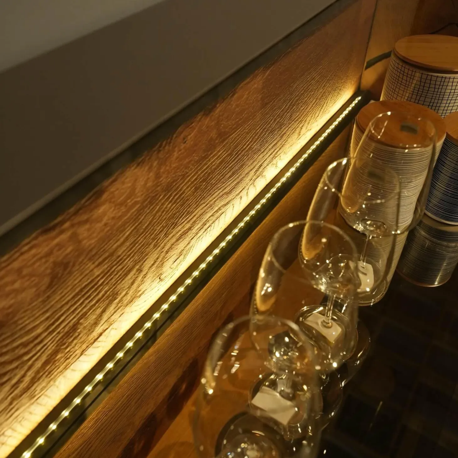 Sideboard 418T Vara Kerneiche Umato Sägerau Gebürstet Titan Grau Mit Vitrine 9612 Beleuchtung Kufen 1045 Anthrazit