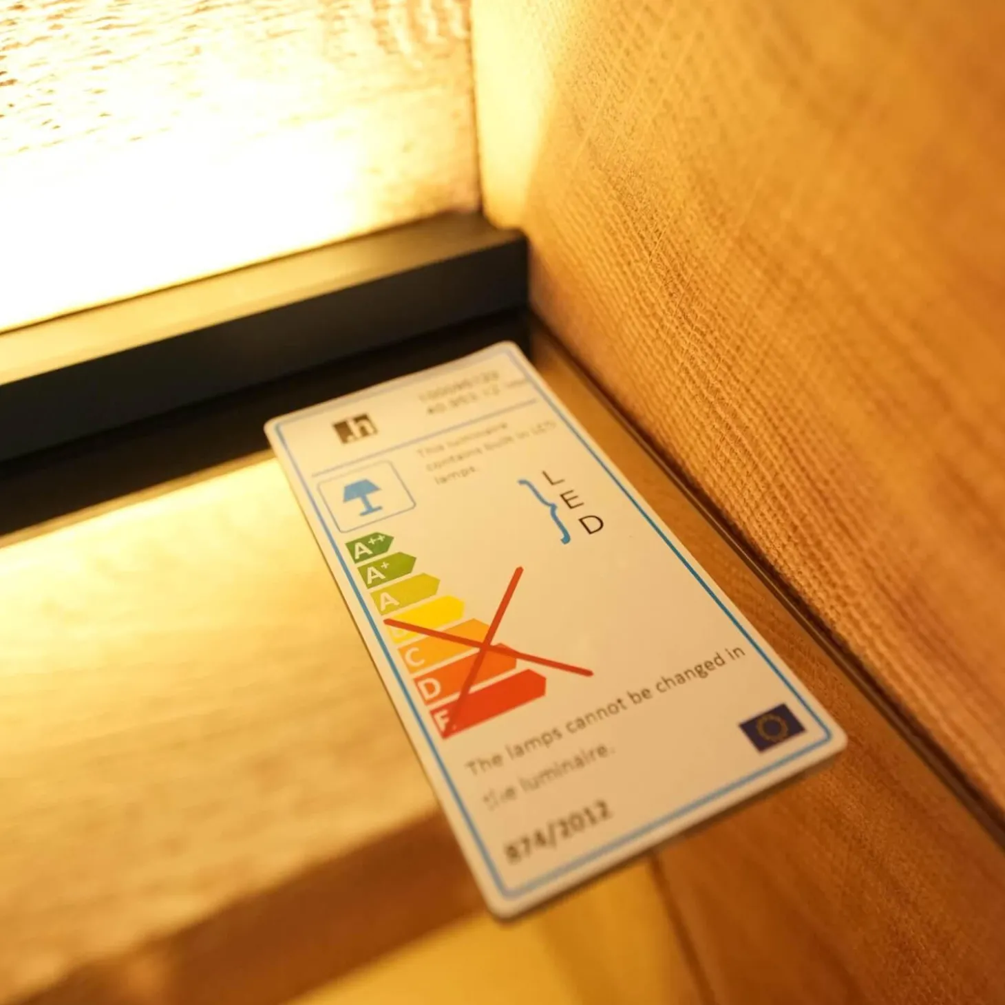 Sideboard 418T Vara Kerneiche Umato Sägerau Gebürstet Titan Grau Mit Vitrine 9612 Beleuchtung Kufen 1045 Anthrazit