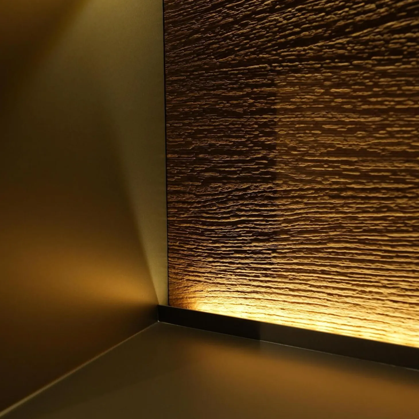 Sideboard 418T Vara Kerneiche Umato Sägerau Gebürstet Titan Grau Mit Vitrine 9612 Beleuchtung Kufen 1045 Anthrazit