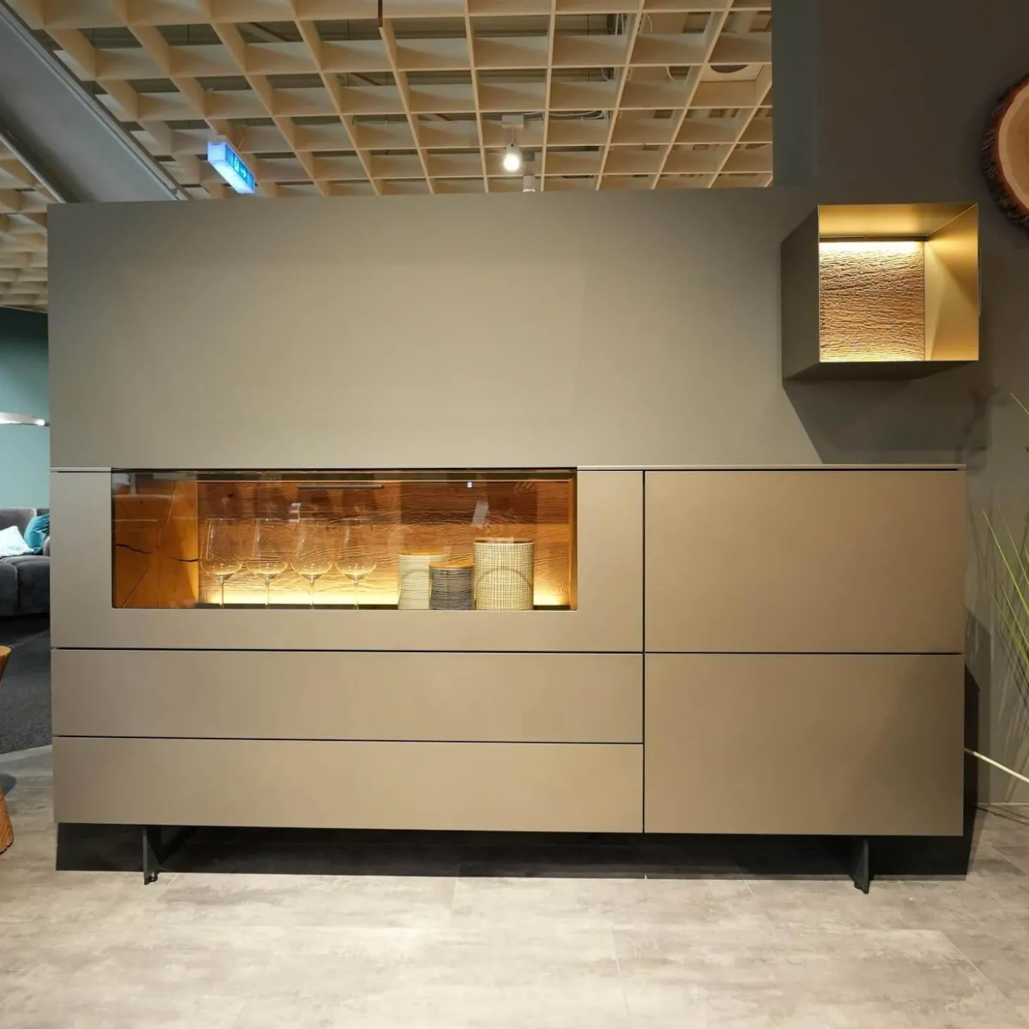 Sideboard 418T Vara Kerneiche Umato Sägerau Gebürstet Titan Grau Mit Vitrine 9612 Beleuchtung Kufen 1045 Anthrazit