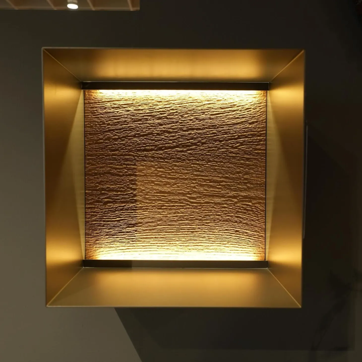 Sideboard 418T Vara Kerneiche Umato Sägerau Gebürstet Titan Grau Mit Vitrine 9612 Beleuchtung Kufen 1045 Anthrazit