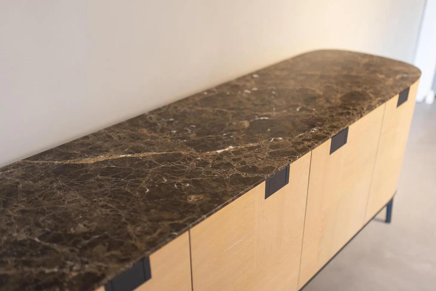 Sideboard Tesaurus Front Eiche Hell Innen Ahorn Frise Abdeckplatte Marmor Emperador Grau