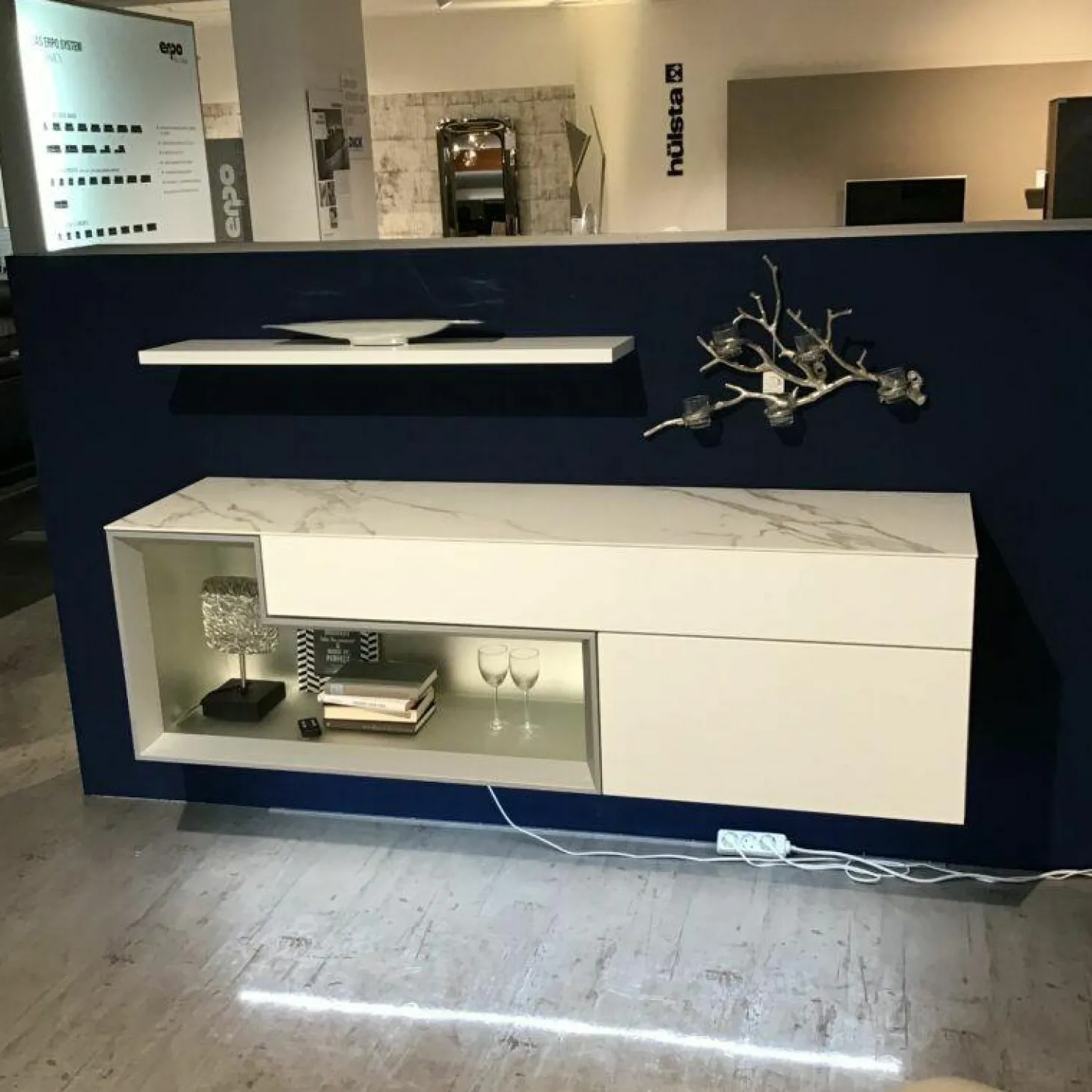 Sideboard Tetrim 981003 Lack Weiß Abdeckplatte Keramik Calacatta Weiß Mit Wandboard Und Beleuchtung