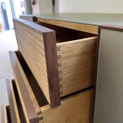 Sideboard Tratum Front Glas MO 137 Platin Matt Knorrige Eiche Natur Geölt Bareinteilung Links