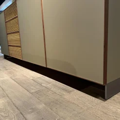 Sideboard Tratum Knorrige Eiche Massiv Floatglas Matt 137 Platin Grau Inklusive Bareinteilung Und Barfach Verspiegelt