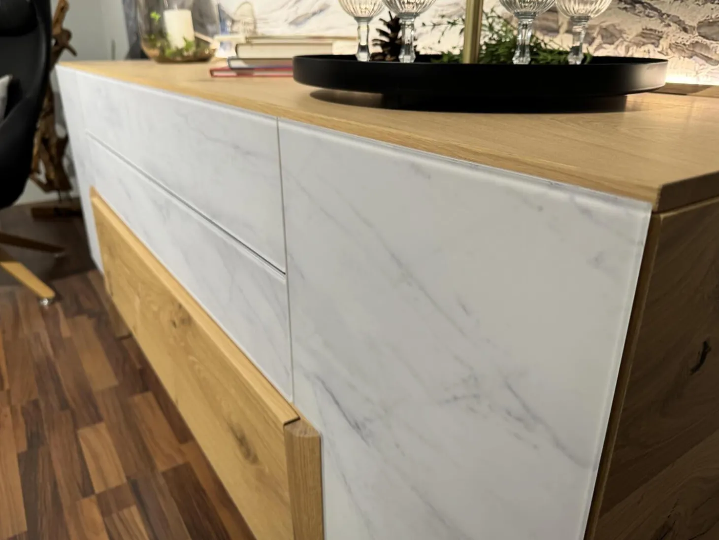 Sideboard Vtektura TESH19H Echtholzfurnier Wildeiche Rustiko Schwarz Front Glas Firneis White Weiß Abdeckplatte Echtholzfurnier Inklusive Beleuchtung