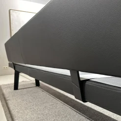 Sitzbank BB 32 Connect Leder Orient Ebony Schwarz Gestell Tiefschwarz Pulverbeschichtet Matt Füße Eiche Schwarz