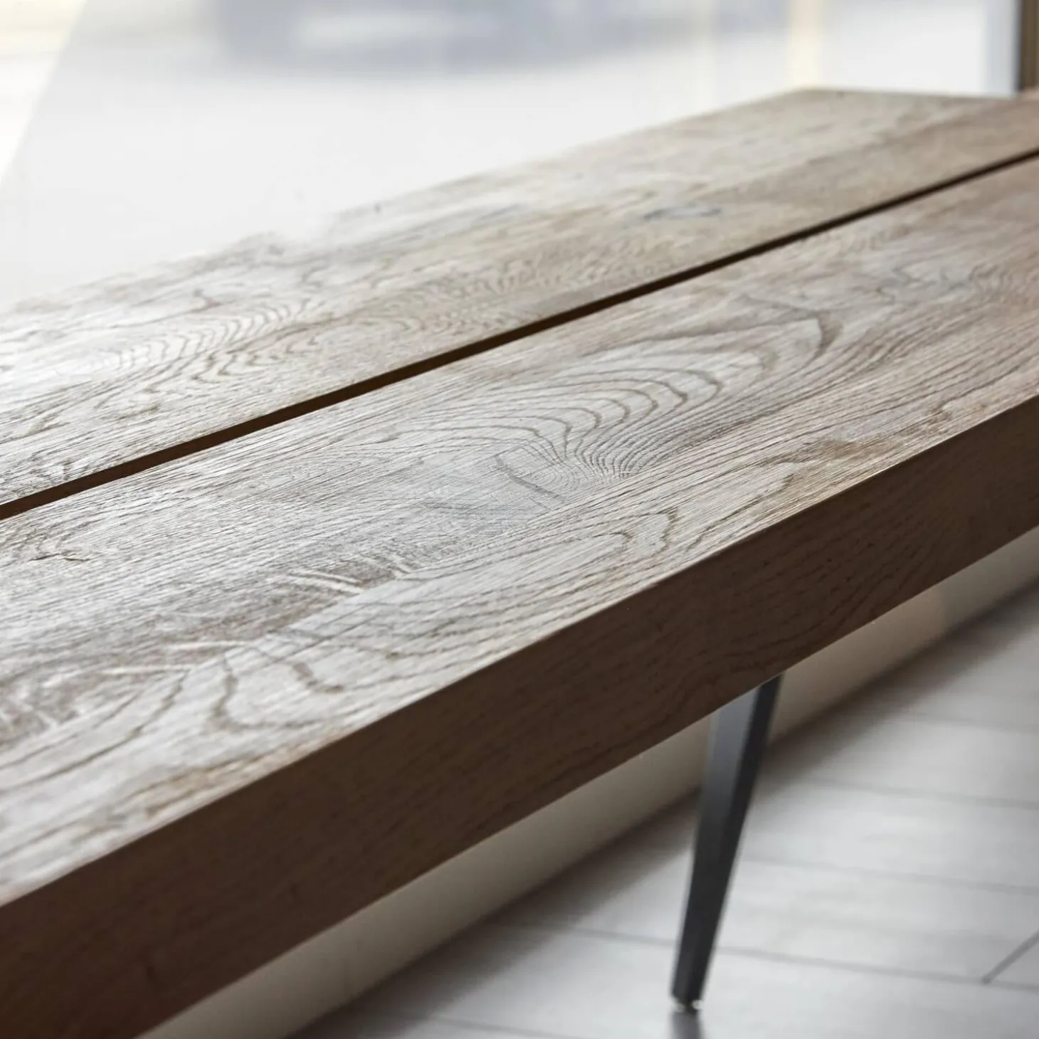 Sitzbank Talio Knorrige Eiche Rustiko Geölt Inklusive Mittelfuge Harz Ausgegossen Gestell Edelstahl Schwalben Schwarz